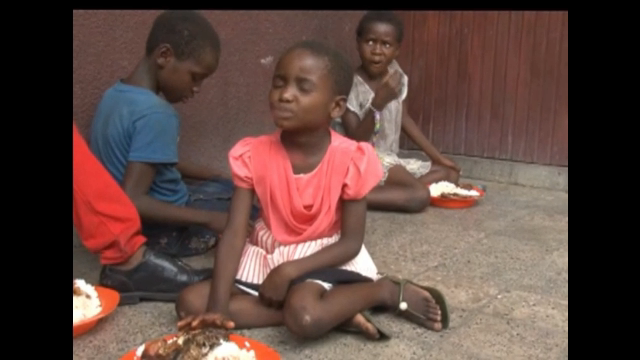Enfants pendant le repas