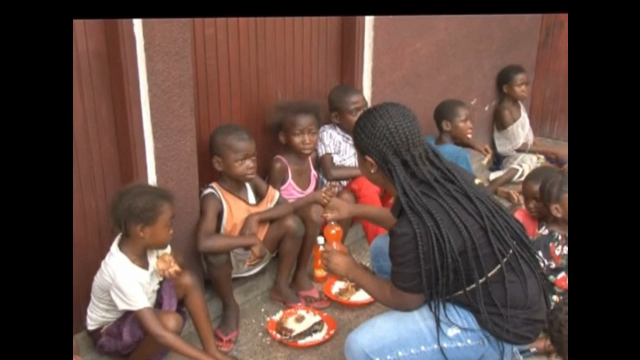 Enfants avec leurs assiettes