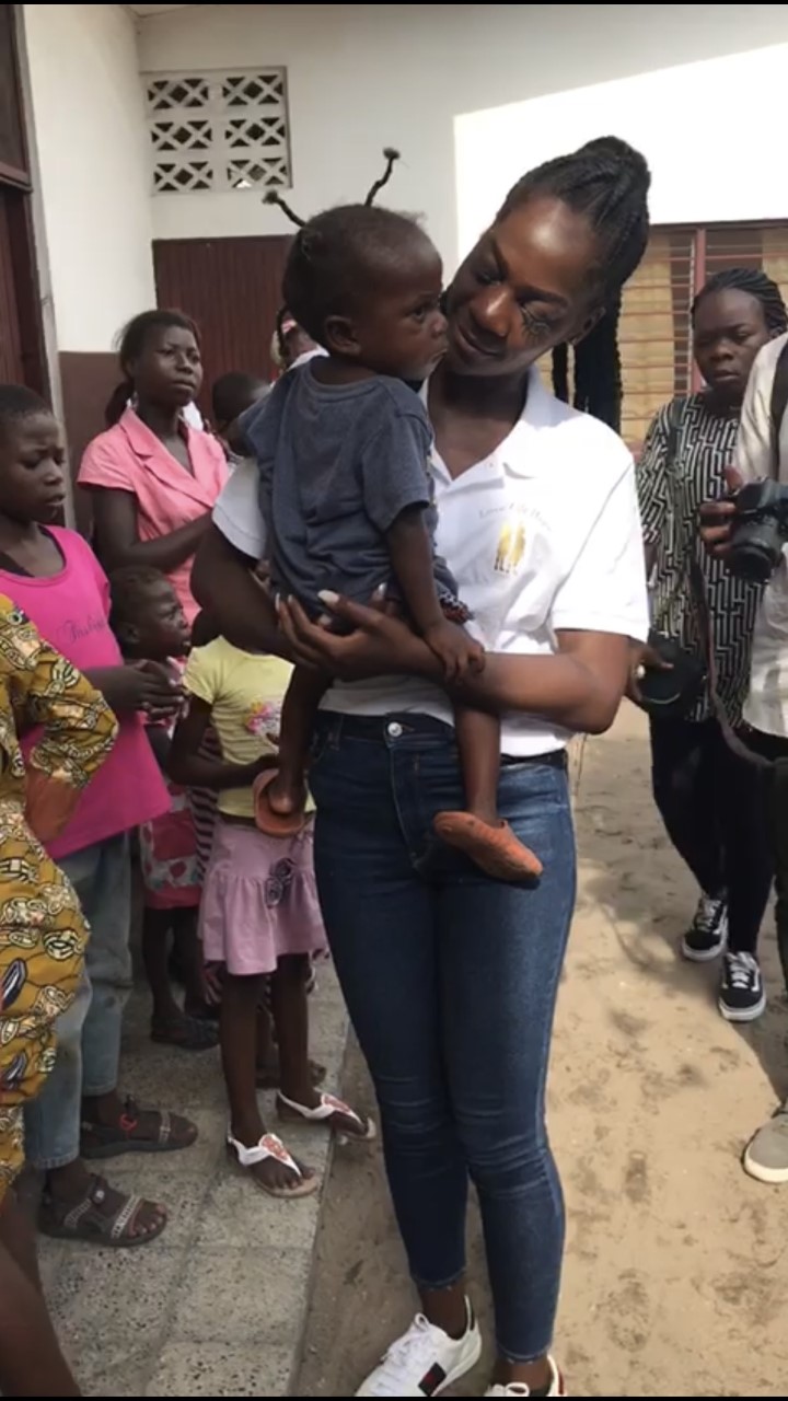 Bénévole FONEHA avec un enfant